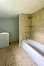 623 W 5th St in Freeport, TX - Building Photo - Building Photo