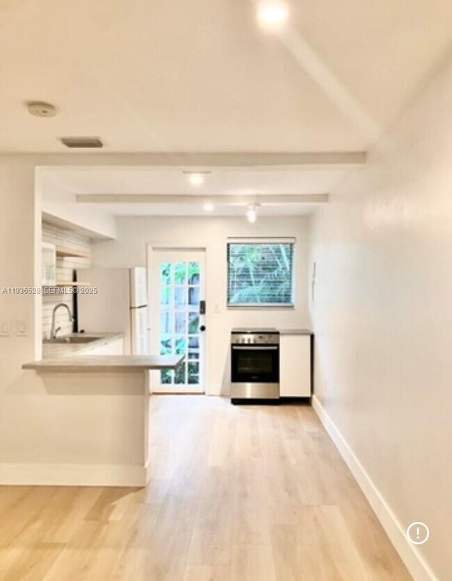 2538 SW 11th St in Miami, FL - Building Photo - Building Photo