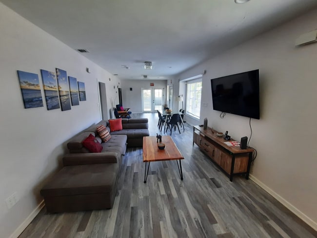 715 Hollywood Blvd in Hollywood, FL - Foto de edificio - Building Photo