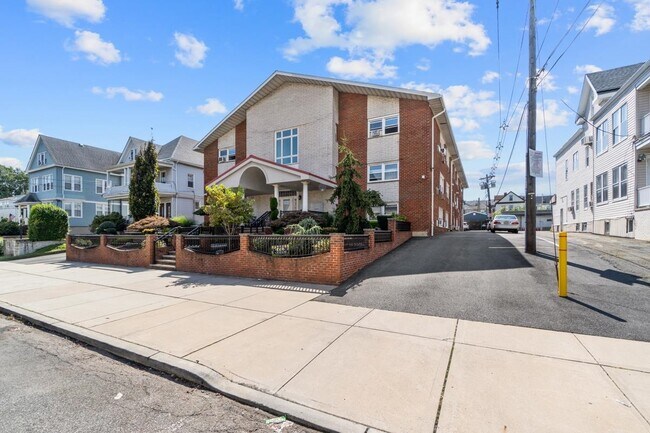 34 E 32nd St in Bayonne, NJ - Building Photo - Building Photo