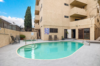 Hughes Towers Apartments in Los Angeles, CA - Building Photo - Building Photo