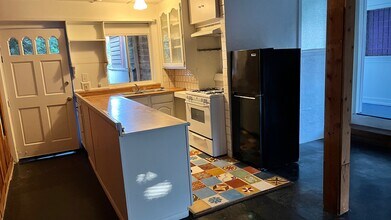 1472 Silverwood Dr, Unit Upper Apartment in Los Angeles, CA - Building Photo - Building Photo