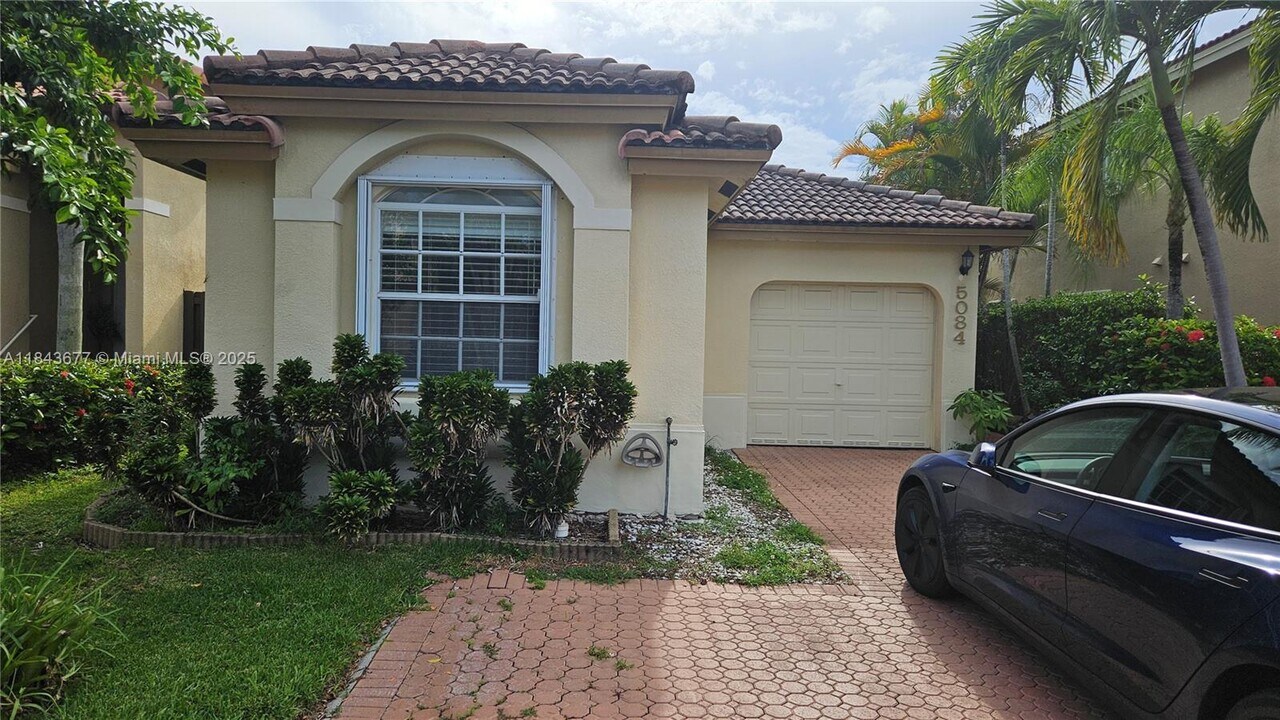 5084 NW 112th Ct in Doral, FL - Building Photo