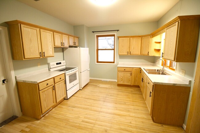 306 W Division St, Unit Apt 1 in Dodgeville, WI - Foto de edificio - Building Photo