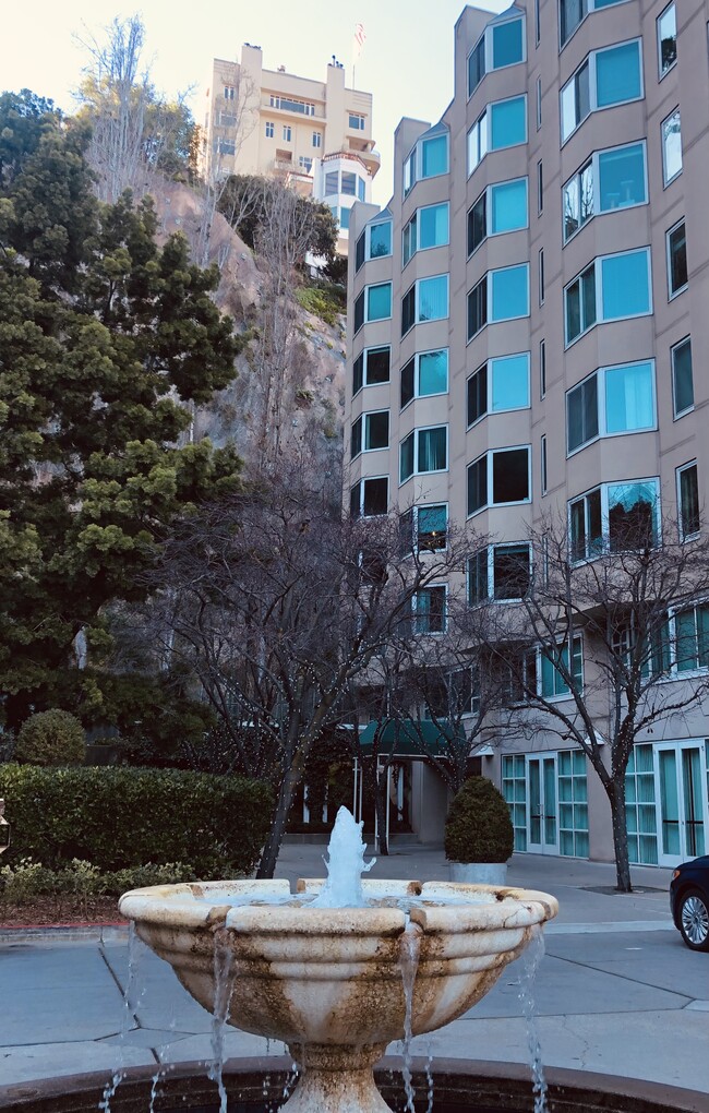 240 Lombard St, Unit 931 in San Francisco, CA - Foto de edificio - Building Photo