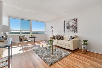 Samuel Holland Apartments in Québec, QC - Building Photo - Building Photo