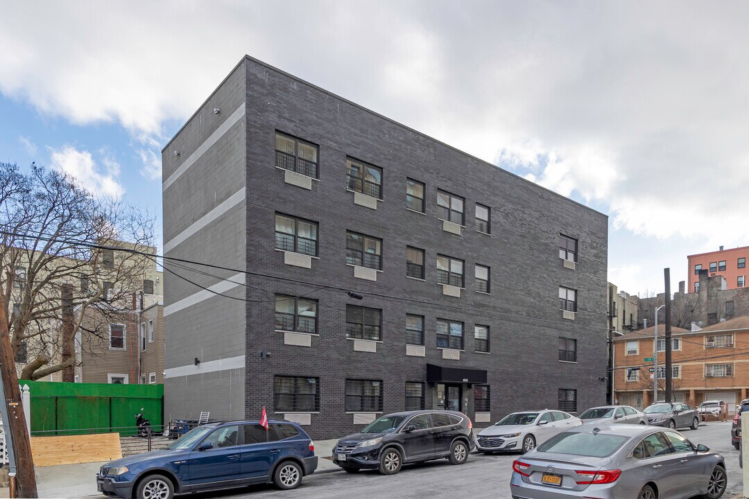 1808 Mohegan Ave in Bronx, NY - Building Photo