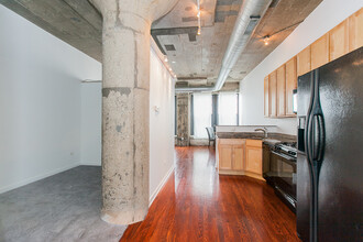 1111 W 14th Pl, Unit 321 in Chicago, IL - Building Photo - Building Photo