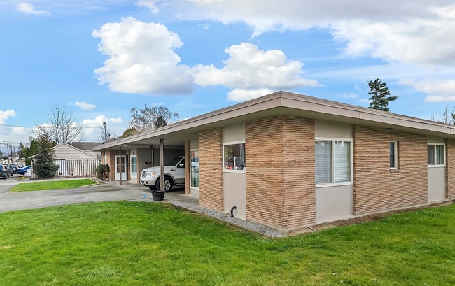 328-328 W Victoria Ave in Burlington, WA - Building Photo - Building Photo