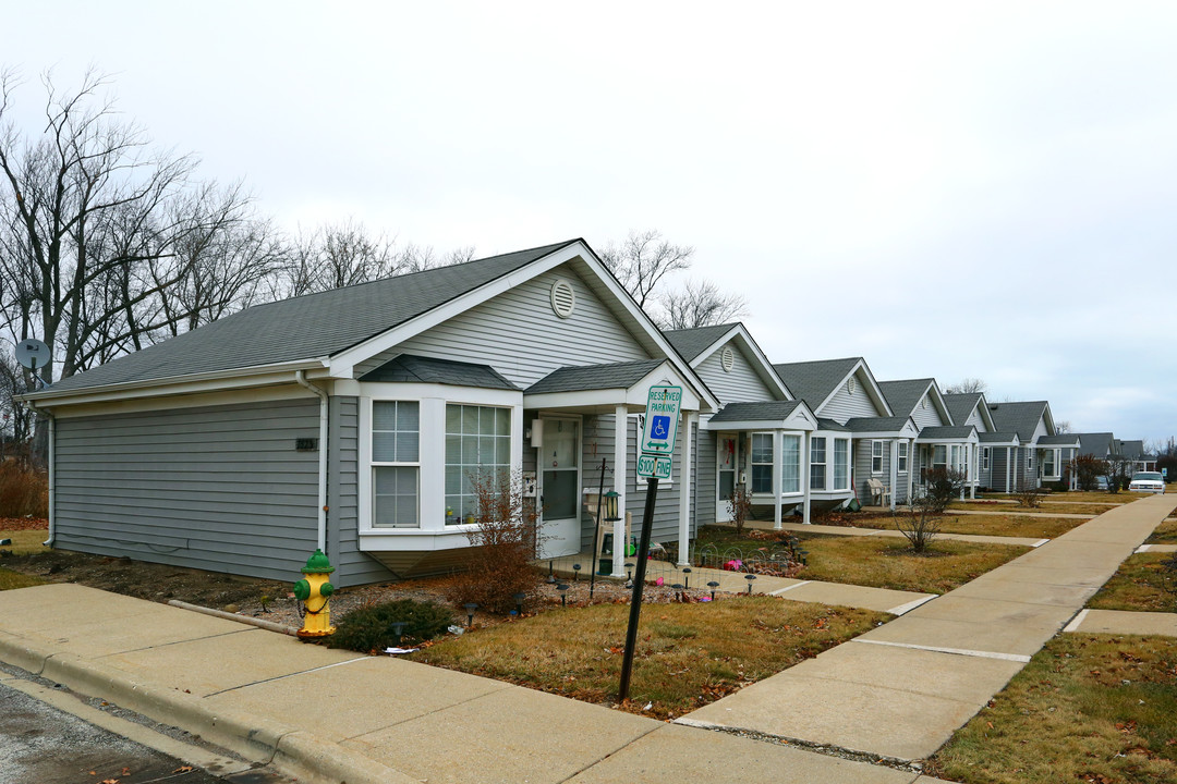 Chapel Gardens Senior Apartments in Waukegan, IL - Building Photo