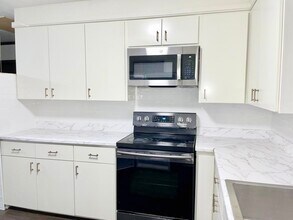 704 S 25th St in McAllen, TX - Foto de edificio - Building Photo