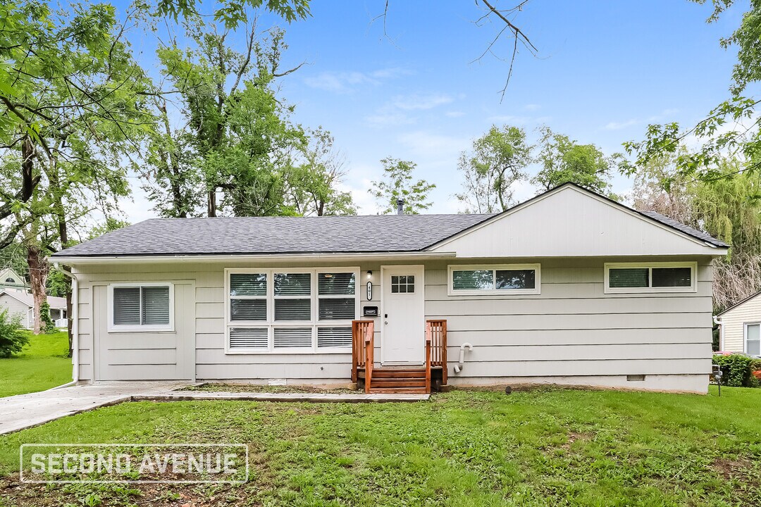 401 Lacy Ln in Belton, MO - Foto de edificio