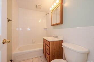 85 Hilltop Rd in Levittown, NY - Building Photo - Building Photo