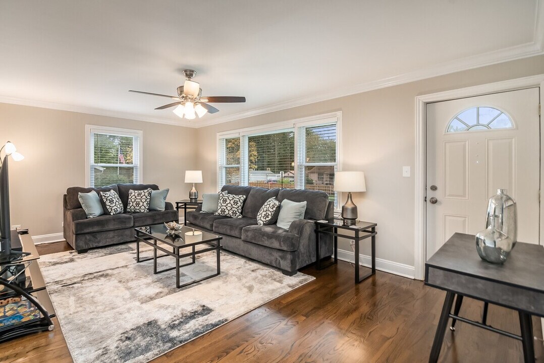 823 Jay St in Elgin, IL - Building Photo