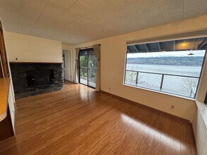 10027 SW 262nd Pl in Vashon, WA - Building Photo - Building Photo