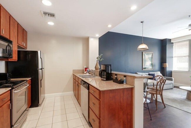 925 Common St in New Orleans, LA - Foto de edificio - Building Photo