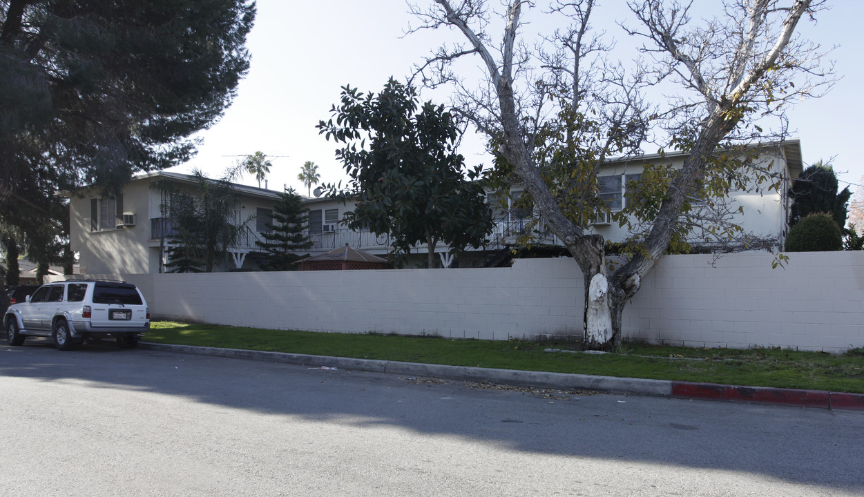 13504 Victory Blvd in Van Nuys, CA - Building Photo