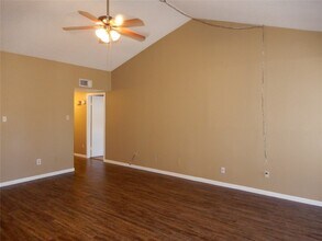 17401 Red Oak Dr in Houston, TX - Building Photo - Building Photo