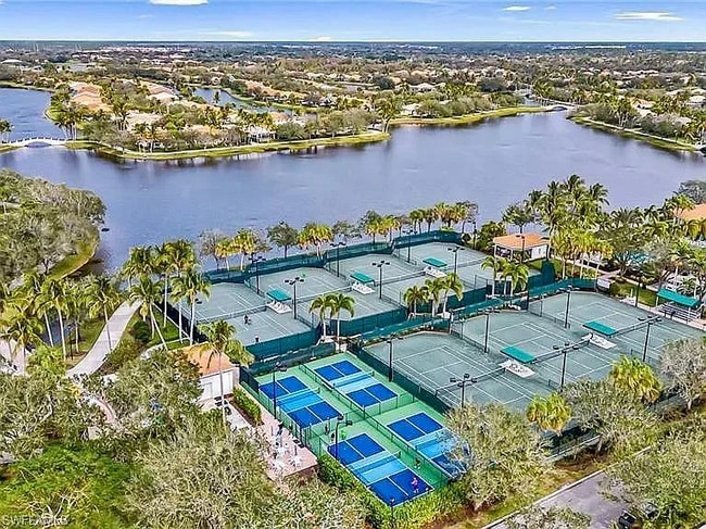 6065 Islandwalk Blvd in Naples, FL - Foto de edificio - Building Photo