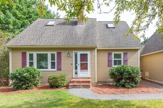 246 Winding Pond Rd in Londonderry, NH - Building Photo - Building Photo