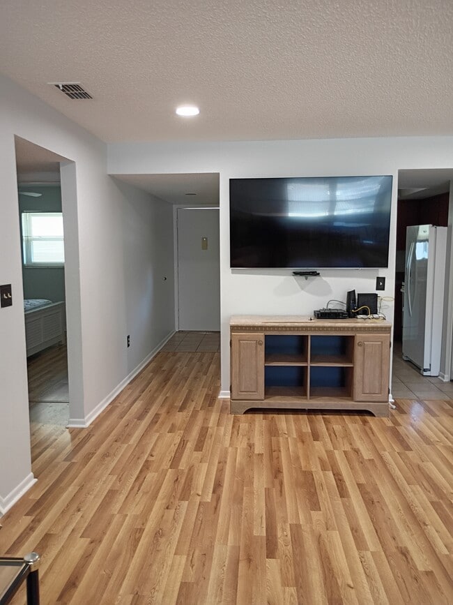 9881 113th St, Unit Seminole Oaks Apt 215 in Seminole, FL - Foto de edificio - Building Photo