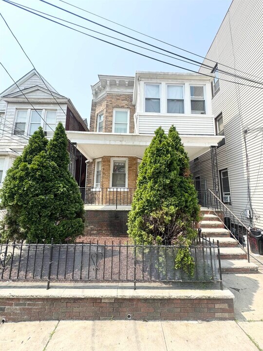 187 Wegman Pkwy in Jersey City, NJ - Building Photo