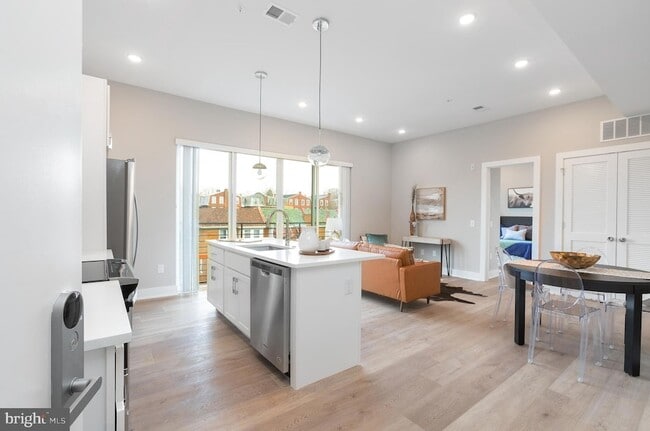 52 W Washington Ln, Unit 200 in Philadelphia, PA - Foto de edificio - Building Photo