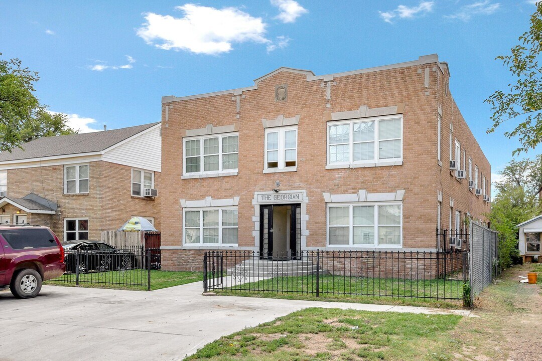 2218 S Taylor St in Amarillo, TX - Building Photo