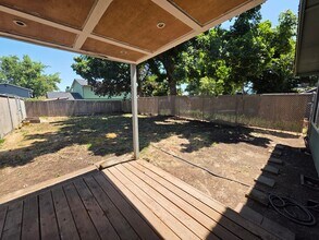 253 S 40th Pl in Springfield, OR - Foto de edificio - Building Photo
