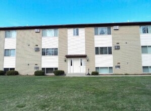 1875 Michigan Ave, Unit Wildwood in Marysville, MI - Building Photo - Building Photo