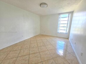 310 Fontainebleau Blvd in Miami, FL - Building Photo - Building Photo