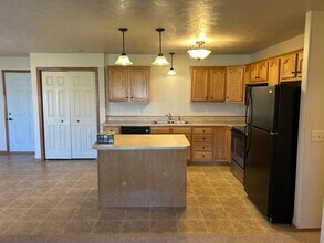 3808 W 93rd St, Unit 1 in Sioux Falls, SD - Building Photo - Building Photo