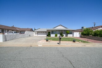 1034 Thompson Ave N in Banning, CA - Foto de edificio - Building Photo