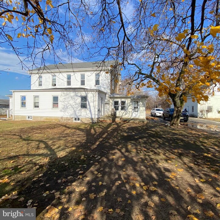 1169 US-322 in Woolwich Township, NJ - Building Photo