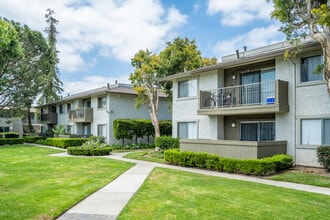 Strada Apartments in Orange, CA - Foto de edificio - Building Photo