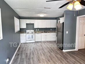 7022 Miss Muffet Ln N in Jacksonville, FL - Building Photo - Building Photo
