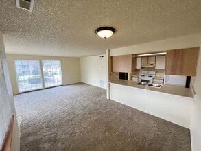 Ivy Club Apartments in Medford, OR - Building Photo - Building Photo
