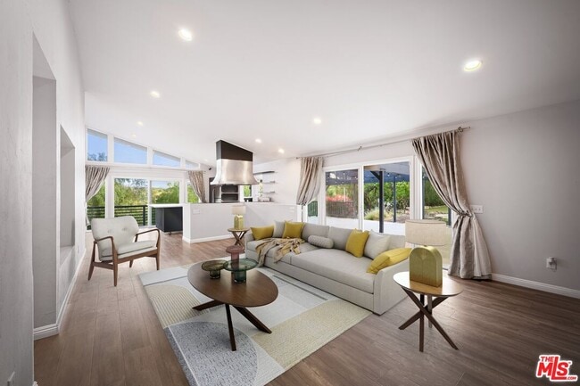 8657 Valley Flores Dr in Los Angeles, CA - Building Photo - Building Photo