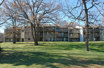 Shadow Green Apartments in Eden Prairie, MN - Foto de edificio - Building Photo