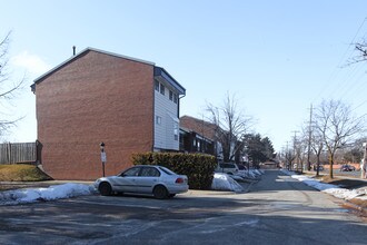 2800 Midland Ave in Toronto, ON - Building Photo - Building Photo