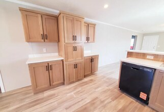 9270 Windjammer Dr in Fair Haven, MI - Foto de edificio - Building Photo