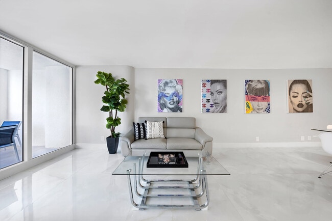 1717 N Bayshore Dr in Miami, FL - Foto de edificio - Building Photo