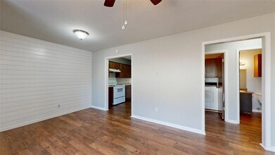 2803 Longmire Dr, Unit B in College Station, TX - Building Photo - Building Photo