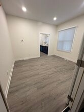 400 E Meinecke Ave, Unit 402 E Meinecke Lower in Milwaukee, WI - Foto de edificio - Building Photo