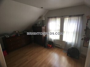 16 Priscilla Rd, Unit 2 in Boston, MA - Foto de edificio - Building Photo