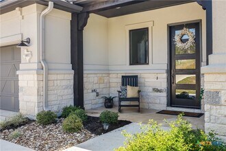 6833 Destination Wy in Lago Vista, TX - Foto de edificio - Building Photo