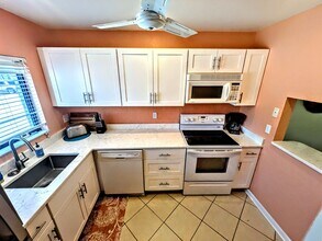 1626 Stickney Point Rd in Sarasota, FL - Building Photo - Building Photo
