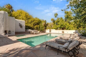 7330 N Rainbow Blvd in Las Vegas, NV - Building Photo - Building Photo