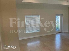 1729 NW 11th Pl in Cape Coral, FL - Foto de edificio - Building Photo