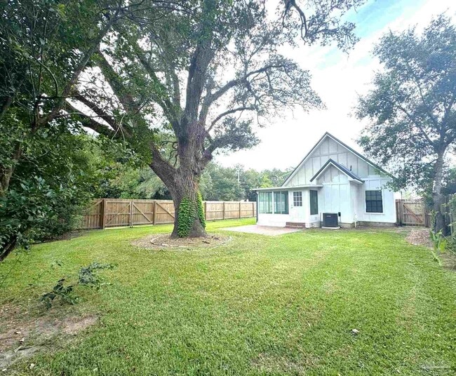 1201 E Hernandez St in Pensacola, FL - Building Photo - Building Photo